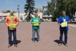 Антон Сергеев, Сергей Малыхин и Игорь Марискин с плакатами акции